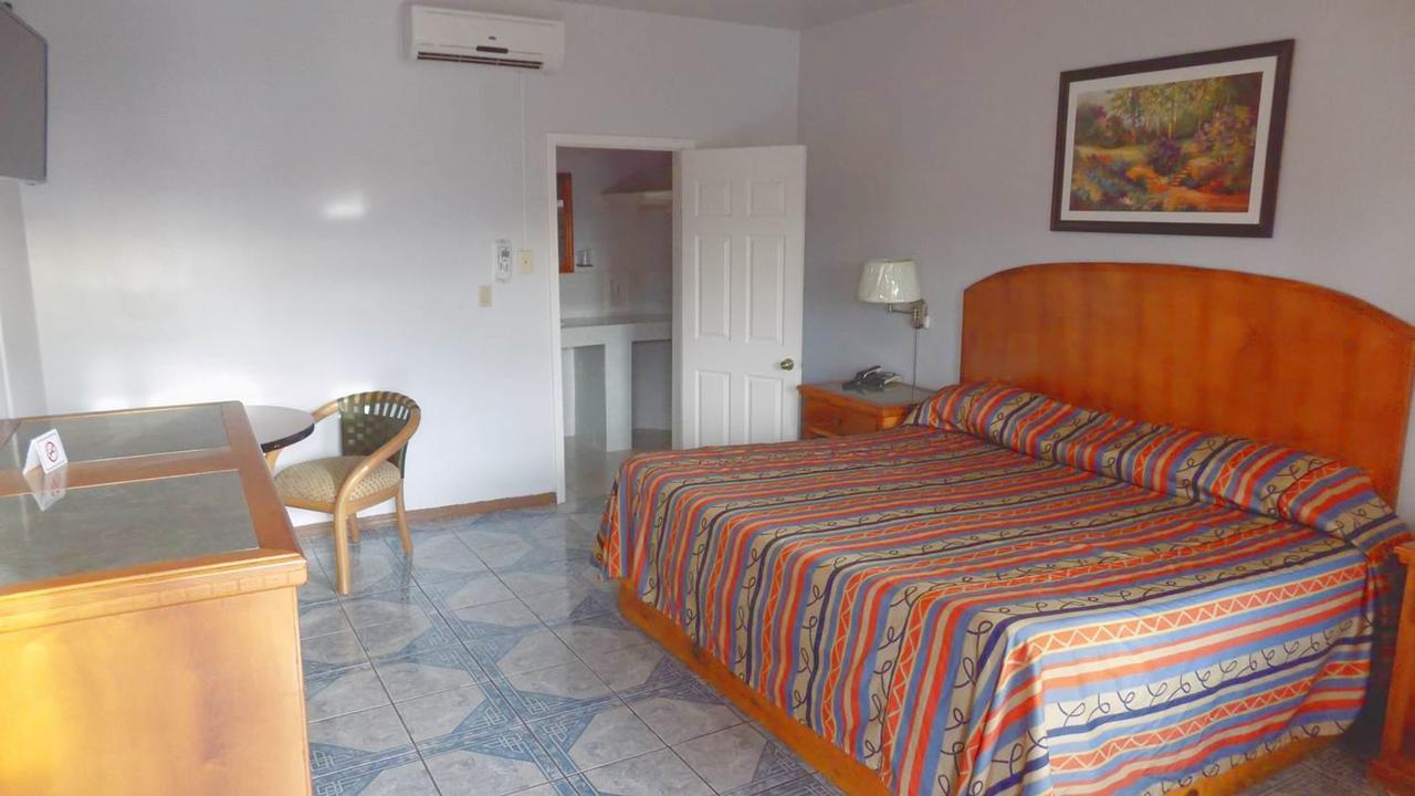 Hotel Del Camino Cuauhtémoc エクステリア 写真