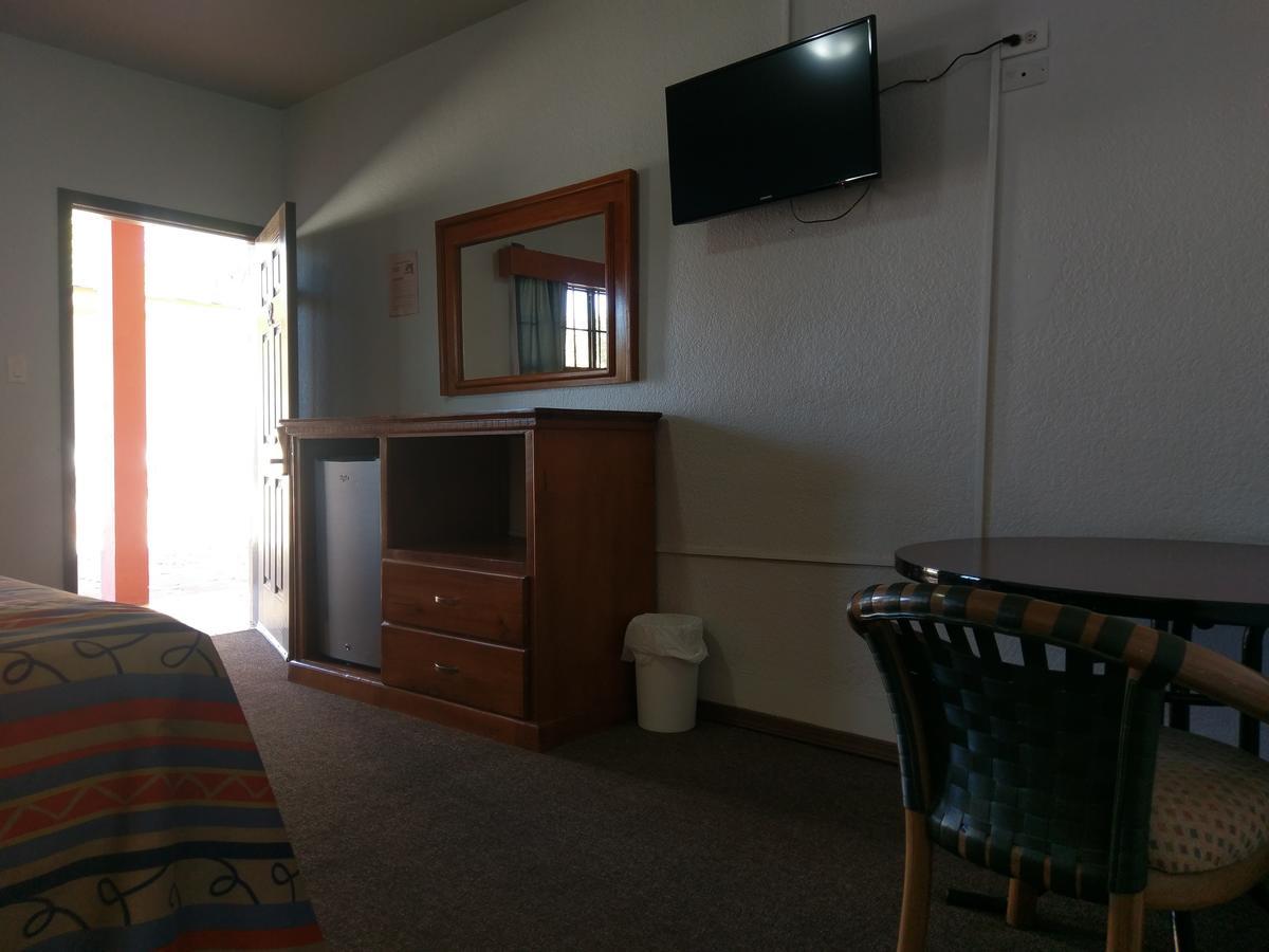 Hotel Del Camino Cuauhtémoc エクステリア 写真